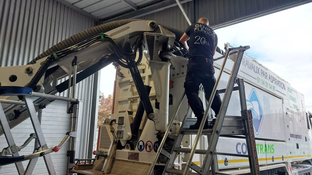 Techniciens Genie Flexion en intervention sur un engin, camion-atelier à proximité