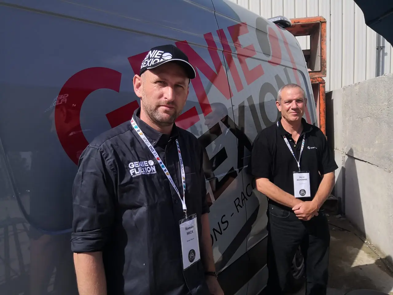 Deux membres de l’équipe Genie Flexion devant un camion-atelier